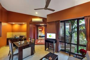 TV a/nebo společenská místnost v ubytování Club Mahindra Virajpet, Coorg