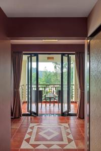 Balkón nebo terasa v ubytování Club Mahindra Virajpet, Coorg