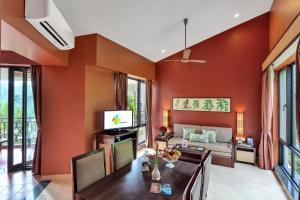 TV a/nebo společenská místnost v ubytování Club Mahindra Virajpet, Coorg