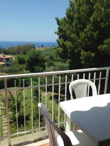 a balcony with a table and chairs and the ocean at Residence La Giungla in Falerna