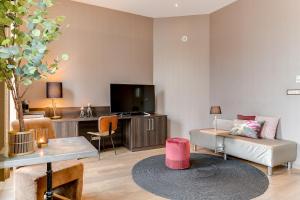 Televiisor ja/või meelelahutuskeskus majutusasutuses Brasss Hotel Suites