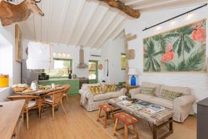 un soggiorno con un divano e un tavolo di Quinta do Cedro Verde ad Armamar