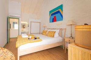 una camera da letto con un letto con un vassoio di cibo sopra di Quinta do Cedro Verde ad Armamar