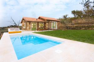 una piscina davanti a una casa di Quinta do Cedro Verde ad Armamar