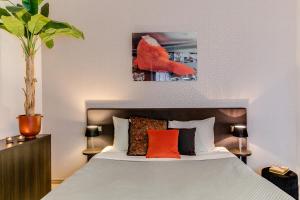 Voodi või voodid majutusasutuse Brasss Hotel Suites toas