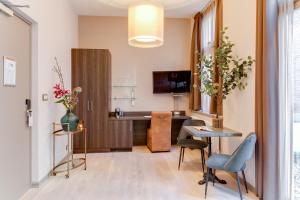 Televiisor ja/või meelelahutuskeskus majutusasutuses Brasss Hotel Suites