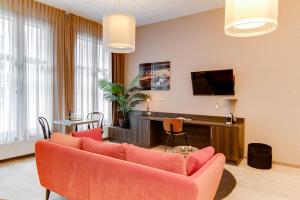 Televiisor ja/või meelelahutuskeskus majutusasutuses Brasss Hotel Suites
