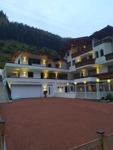 Nespecifikovaný výhled na hory nebo výhled na hory při pohledu z hotelu