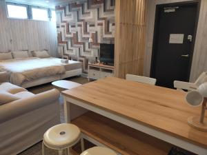 船橋市にあるChiba LEO Niju-Gobankan #MQxのベッドとテーブル付きのホテルルームとベッドルーム1室が備わります。
