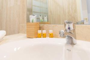 łazienka z umywalką i 2 butelkami mydła w obiekcie TGH Málaga we love the sea w Maladze +34 zdjęcia