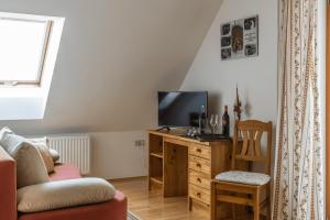 una sala de estar con TV en una cómoda de madera en Weingut & Buschenschank Pölzl en Großklein
