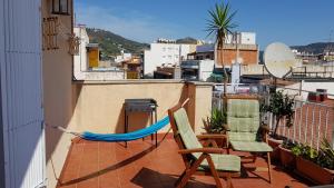 d'une terrasse avec 2 chaises et un hamac sur le balcon. dans l'établissement Apartamento Mediterraneo, à Pineda de Mar