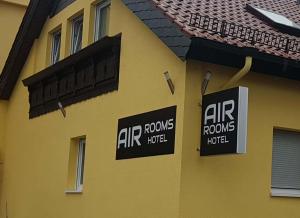 ein gelbes Gebäude mit Luftraumschildern darauf in der Unterkunft Air Rooms Hotel in Kelsterbach