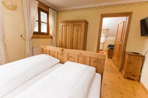 Postel nebo postele na pokoji v ubytování Hotel-Gasthof Weitgasser