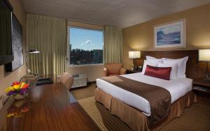 西塔科的住宿－海岸門戶酒店，一间设有大床和窗户的酒店客房