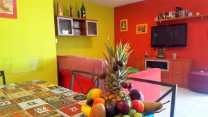 un comedor con una mesa con fruta. en Apartamento Mediterraneo, en Pineda de Mar