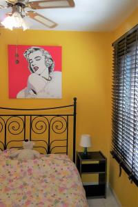 ピネダ・デ・マールにあるApartamento Mediterraneoのベッドルーム1室(壁に絵画が描かれたベッド1台付)