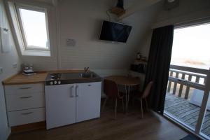 Kuhinja ili čajna kuhinja u objektu Ormurinn Cottages