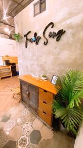 Un escritorio en una habitación con un cartel en la pared. en Funky Song, en Tainan