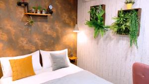 1 dormitorio con 1 cama y plantas en la pared en Funky Song, en Tainan 33 fotos más