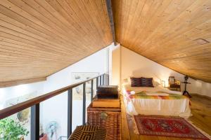 - une chambre avec un lit et un balcon dans l'établissement TGH Acogedor Duplex en Málaga, à Malaga