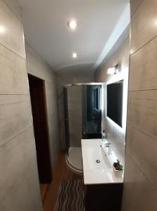 コシチェリスコにあるWilla Annaのバスルーム(白い洗面台、トイレ付)
