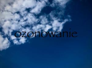 een blauwe lucht met wolken en de woorden ovationmite bij #VisitLublin Apartments City Center Narutowicza in Lublin