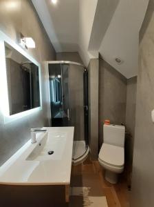 コシチェリスコにあるWilla Annaのバスルーム(白い洗面台、トイレ付)