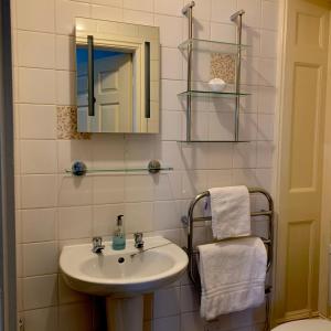A bathroom at Carlton Lodge 