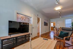 3BR Colonial House with Parking by CozySuites