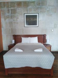 A bed or beds in a room at Casablanca Hostal