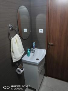 Phòng tắm tại Cozy central apartment in Cluj Napoca