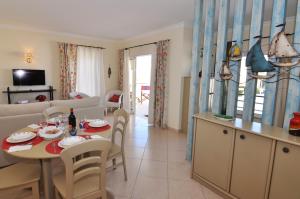 une cuisine et un salon avec une table et des chaises dans l'établissement Sunset at Vila da Praia, à Alvor