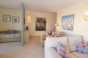 un salon avec un canapé et une table dans l'établissement Sunset at Vila da Praia, à Alvor 54 autres photos