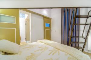 een slaapkamer met een stapelbed en een ladder bij STYLISH LOFT AT CHUECA´S HEART in Madrid