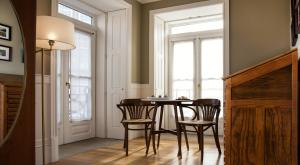 comedor con mesa, sillas y ventana en Porto A.S. 1829 Hotel en Oporto