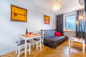 salon ze stołem, krzesłem i kanapą w obiekcie Center Warsaw- Apartamenty Smolna w Warszawie