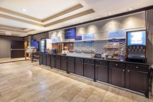 FloresvilleにあるHoliday Inn Express Hotel & Suites Floresville by IHGの店内食堂付き店