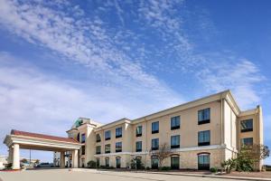 FloresvilleにあるHoliday Inn Express Hotel & Suites Floresville by IHGの青空を背景にした病院