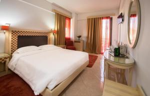 سرير أو أسرّة في غرفة في Premier Agrinio Heart Hotel