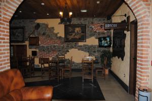 Televízia a/alebo spoločenská miestnosť v ubytovaní Hotel Rural El Rocal