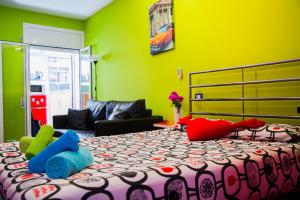 um quarto com uma cama grande e almofadas coloridas em Estudio Maignon em Barcelona