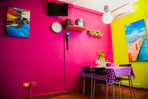 a dining room with a pink wall and a table at Estudio Maignon in Barcelona