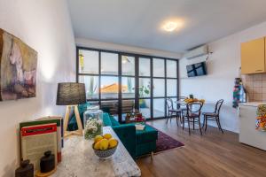 Kuchyň nebo kuchyňský kout v ubytování Apartments LOTA on TOP Location