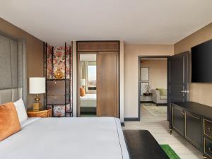 Tempat tidur dalam kamar di Viceroy Washington DC