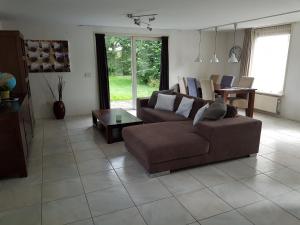 a living room with a couch and a table at Vakantiehuis Achterhuis Ons Hoekje in Houten