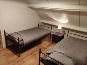 a room with two beds and a lamp in it at Vakantiehuis Achterhuis Ons Hoekje in Houten