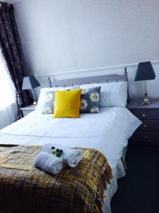 a bedroom with a bed with towels on it at Arisaig Guest House in Perth