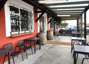 a patio with tables and chairs in a restaurant at Hotel El Peregrino in Estépar