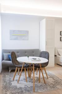 Zona de estar de 150sqm Main Square Apt!-4 Units-Great for Groups!